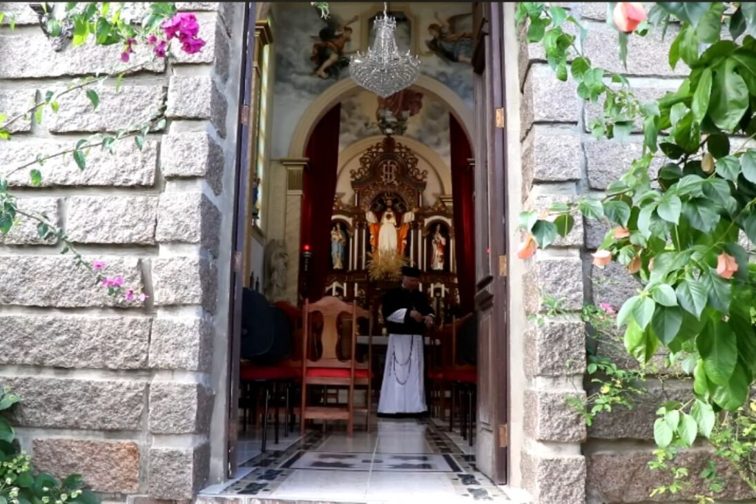 História de padre e pai que ergueram castelo de pedra em Santa Catarina; hoje o castelo em Treze de Maio é castelo turístico e castelo aberto ao público.