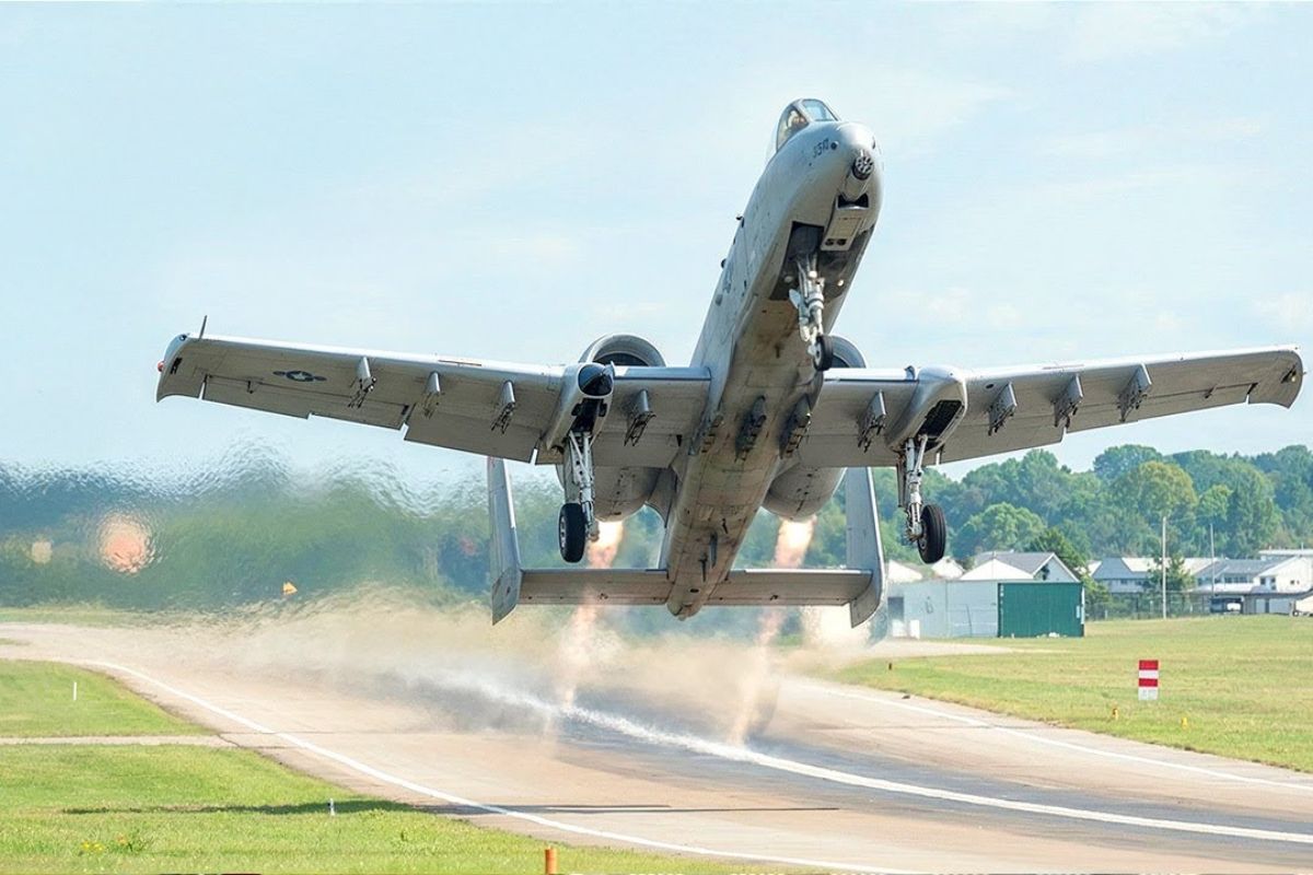 A-10 Thunderbolt entrega precisão em apoio ao solo com canhão poderoso, motores protegidos e titânio para sobreviver quando o combate é mais próximo.