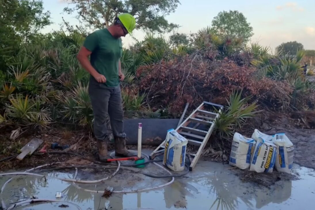 como abrir um poço artesiano em solo instável, com argila bentonítica, rocha de conchas e furo colapsado, até enfim garantir água própria no quintal.