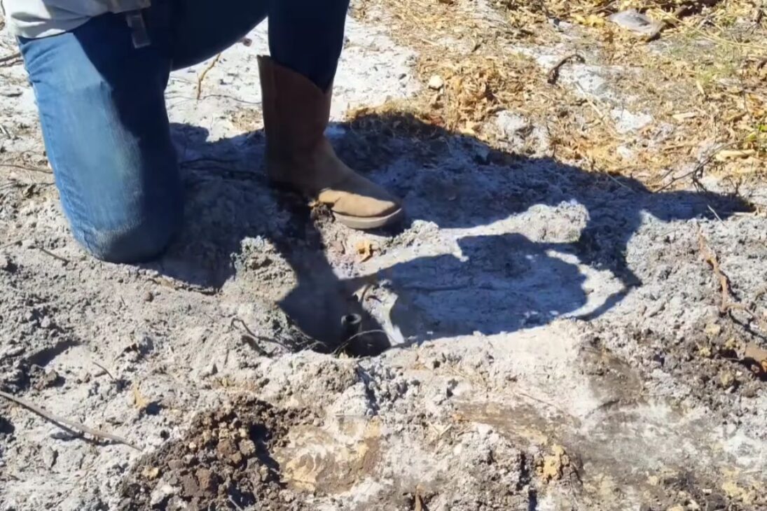 como abrir um poço artesiano em solo instável, com argila bentonítica, rocha de conchas e furo colapsado, até enfim garantir água própria no quintal.