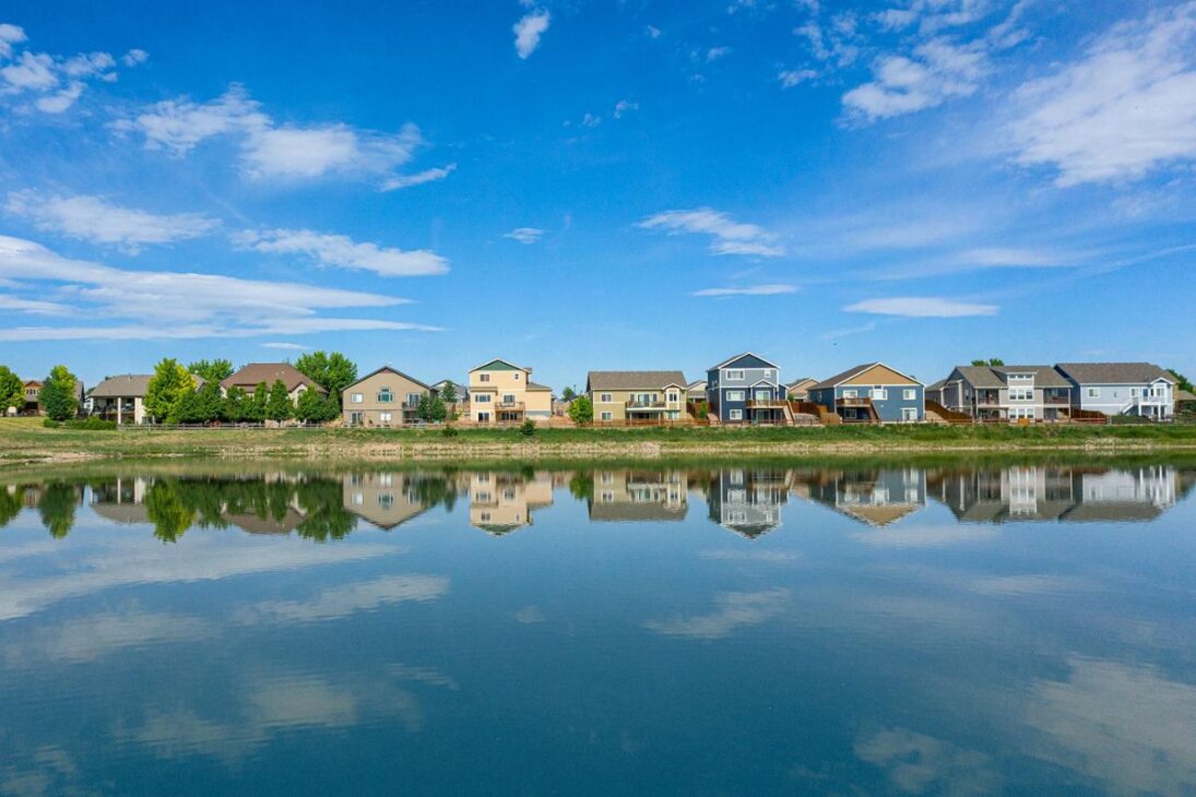 Reportagem explica como lagoas de retenção se tornaram peça central da drenagem urbana, controlam o pico de vazão, reduzem escoamento superficial e mitigam enchentes em cidades que buscam equilibrar infraestrutura e meio ambiente.