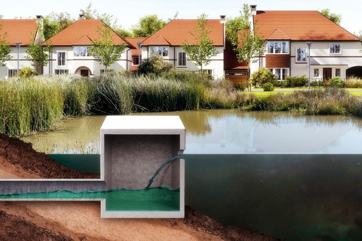 Entenda como lagoas de retenção se tornaram peça central da drenagem urbana, controlam o pico de vazão, reduzem escoamento superficial e mitigam enchentes em cidades que buscam equilibrar infraestrutura e meio ambiente.