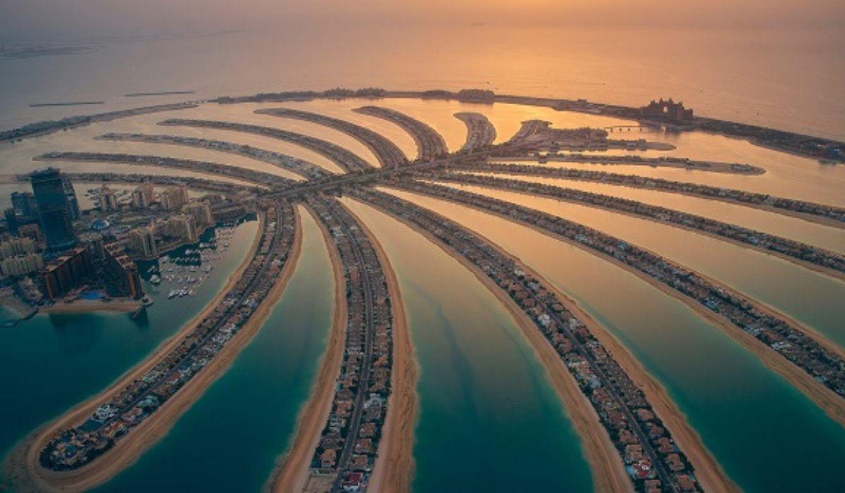 Como Dubai investiu US$ 12 bilhões na Palm Jumeirah e criou a maior ilha artificial do mundo com areia dragada e rochas no Golfo Pérsico. (Imagem: Reprodução/Fiabci)