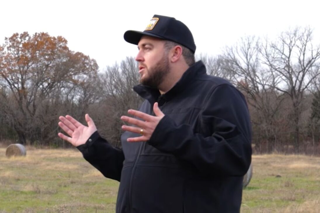 Em Cincinnati, uma máquina com financiamento virou estratégia: cada lead a 20 dólares sustentou orçamentos com lucro e operação enxuta, sem equipe fixa e com foco em execução repetível.