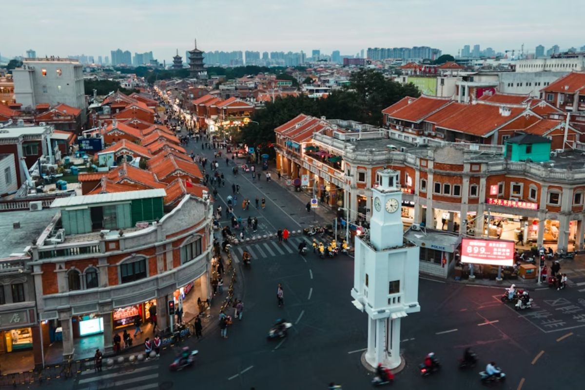 Família chinesa ergue prédio de 15 andares para todas as gerações, mais de 100 parentes dividem o mesmo endereço em condomínio autogerido, sem síndico tradicional