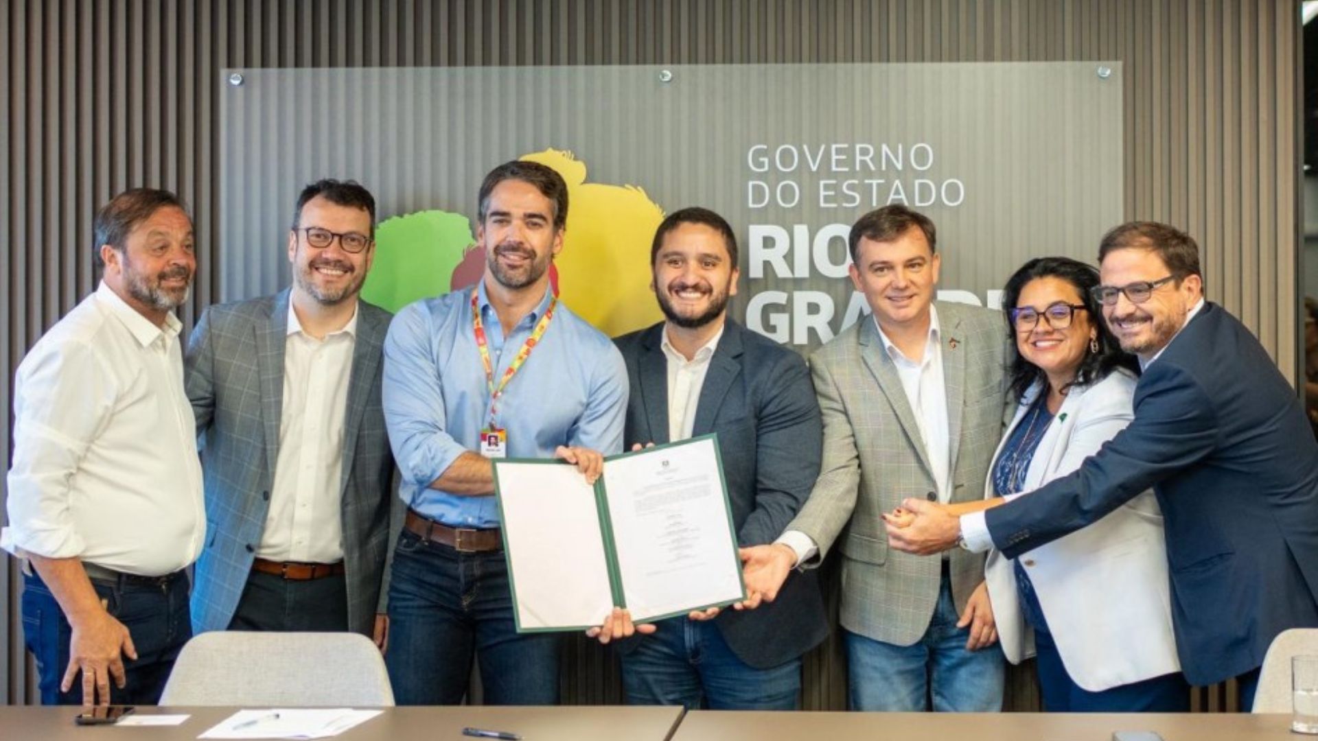 Governador do Rio Grande do Sul e representantes de empresa exibem contrato assinado para implantação de planta de hidrogênio verde em Candiota no Centro Administrativo do Estado.
