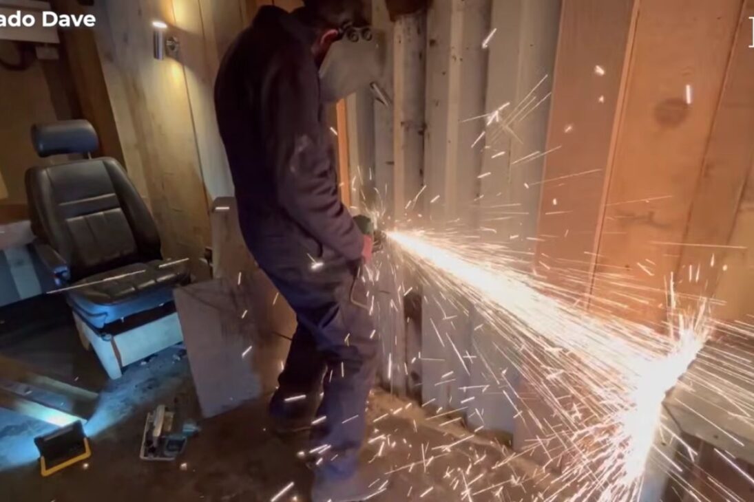 bunker subterrâneo no quintal volta a ser escavado após 11 anos, com aço, trilhos, bomba e água no centro do risco técnico, da logística subterrânea e da saída por escotilha rumo à superfície.