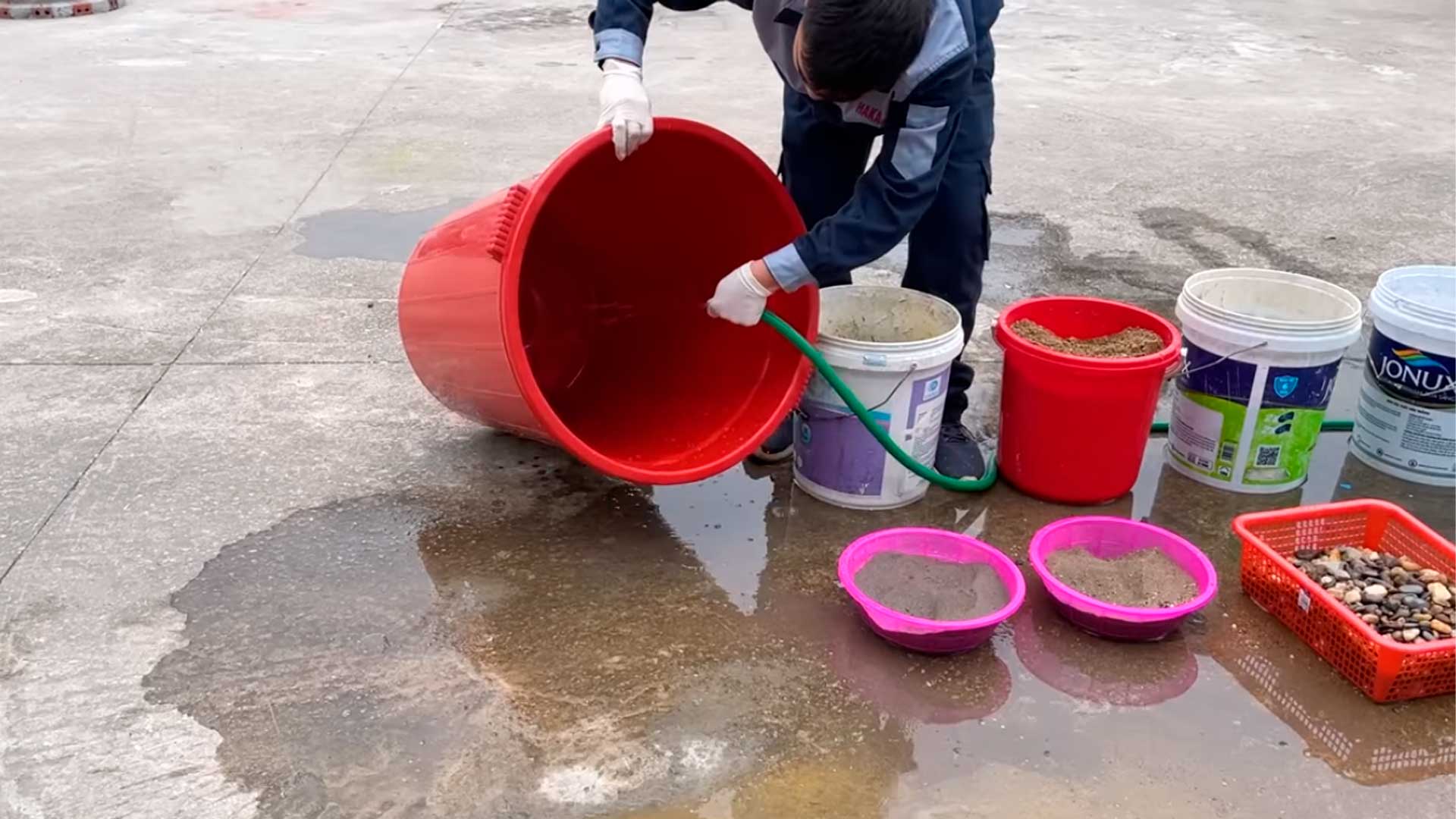Homem usa técnica de mais de 2 mil anos para transforma água barrenta em cristalina com filtro caseiro feito com balde, cano PVC, areia e pedras