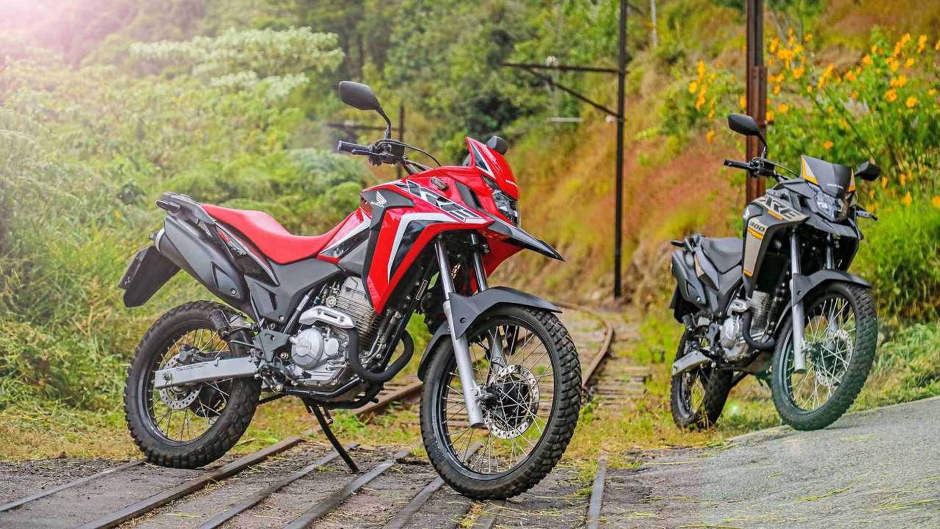 Custando cerca de R$ 18 mil e com motor 300 cc de 25,4 cv, trail japonesa entrega até 28 km/l, conforto para longas viagens e fama de nunca quebrar; conheça a Honda XRE 300 usada