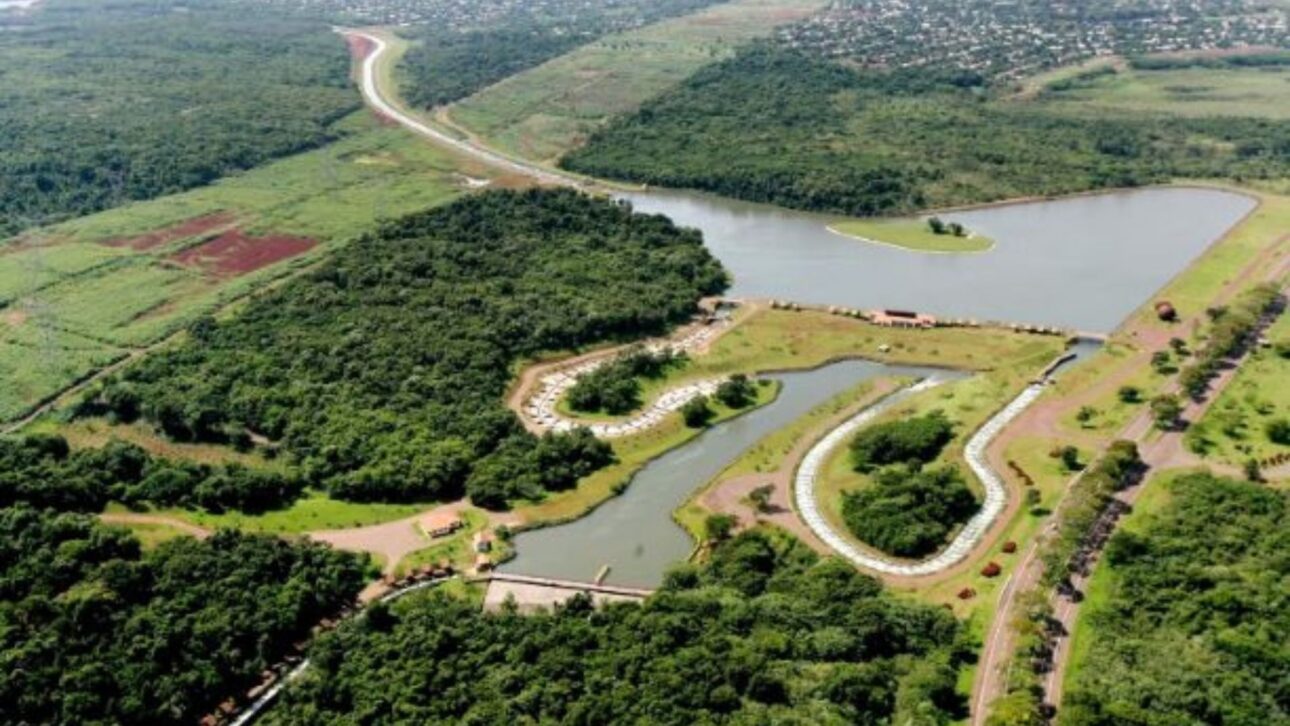 Canal da Piracema usa engenharia hidráulica para permitir que peixes superem a barragem de Itaipu por um trajeto de 10,3 km.