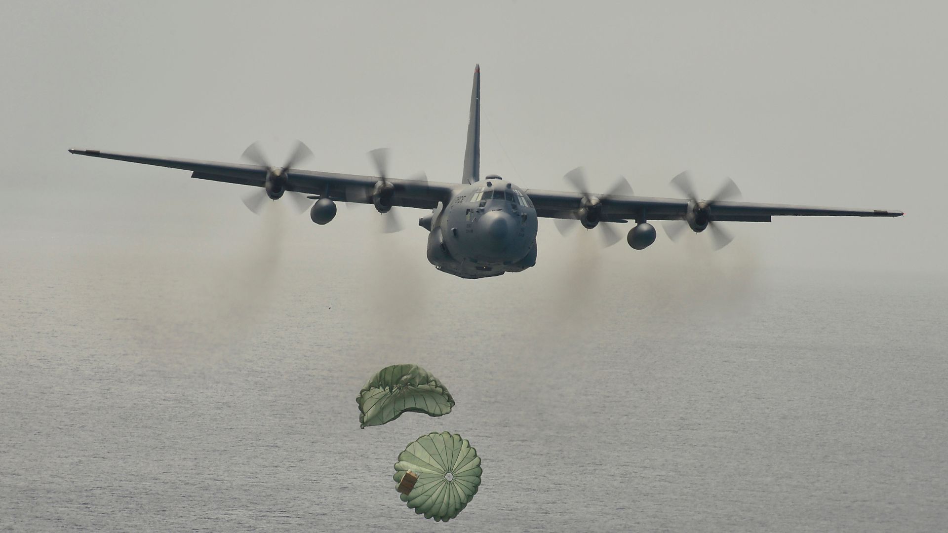 Aviões C-130 lançam suprimentos com paraquedas sobre ilhas isoladas do Pacífico em missão histórica que combina ajuda humanitária e treinamento militar.
