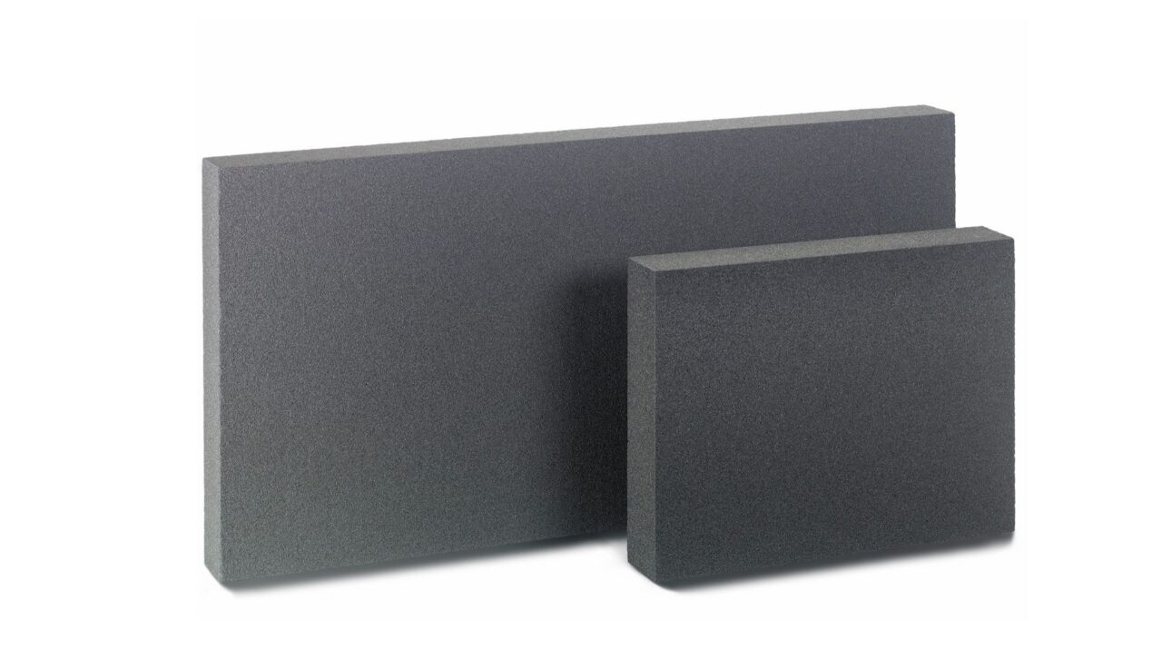 Isolamento de vidro celular ganha espaço na construção por não absorver água, resistir ao fogo e manter desempenho térmico em lajes e subsolos.