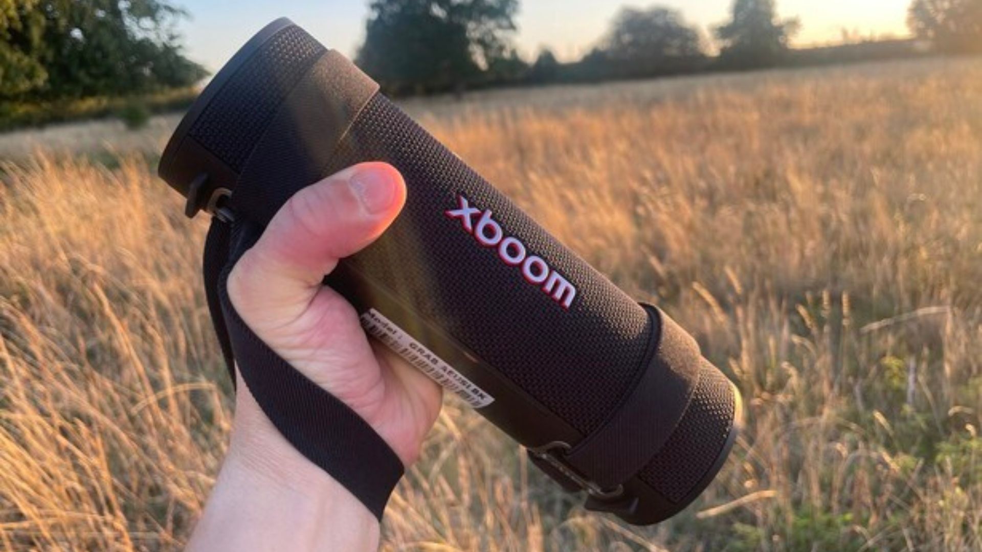 LG XBOOM Grab chega ao Brasil com 30 W, proteção IP67, padrão militar, até 20 horas de bateria e recursos de IA para ajuste automático de som.