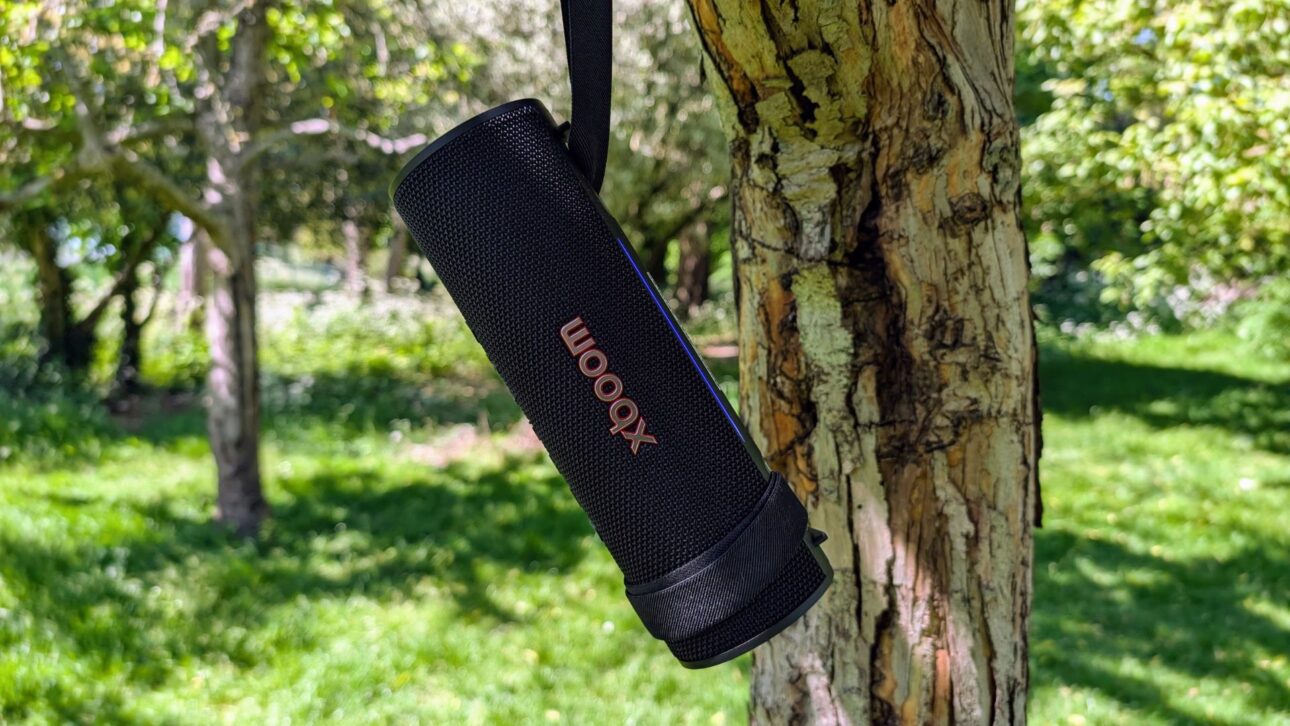 LG XBOOM Grab chega ao Brasil com 30 W, proteção IP67, padrão militar, até 20 horas de bateria e recursos de IA para ajuste automático de som.