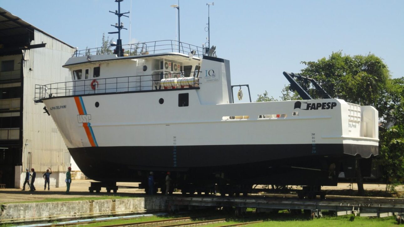 USP doa navio de pesquisa à Marinha e mantém embarcação antiga parada, enquanto FAB investe R$ 1,8 milhão em drones militares com câmeras térmicas.