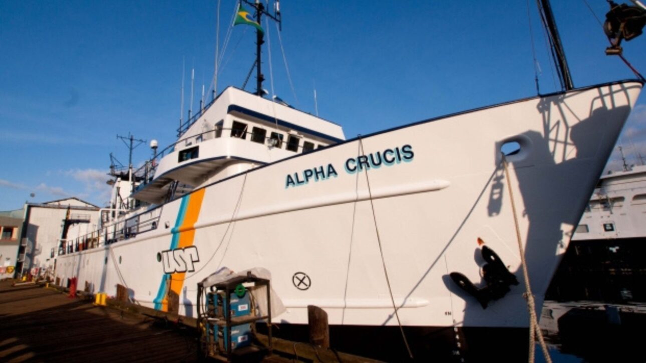 USP doa navio de pesquisa à Marinha e mantém embarcação antiga parada, enquanto FAB investe R$ 1,8 milhão em drones militares com câmeras térmicas.