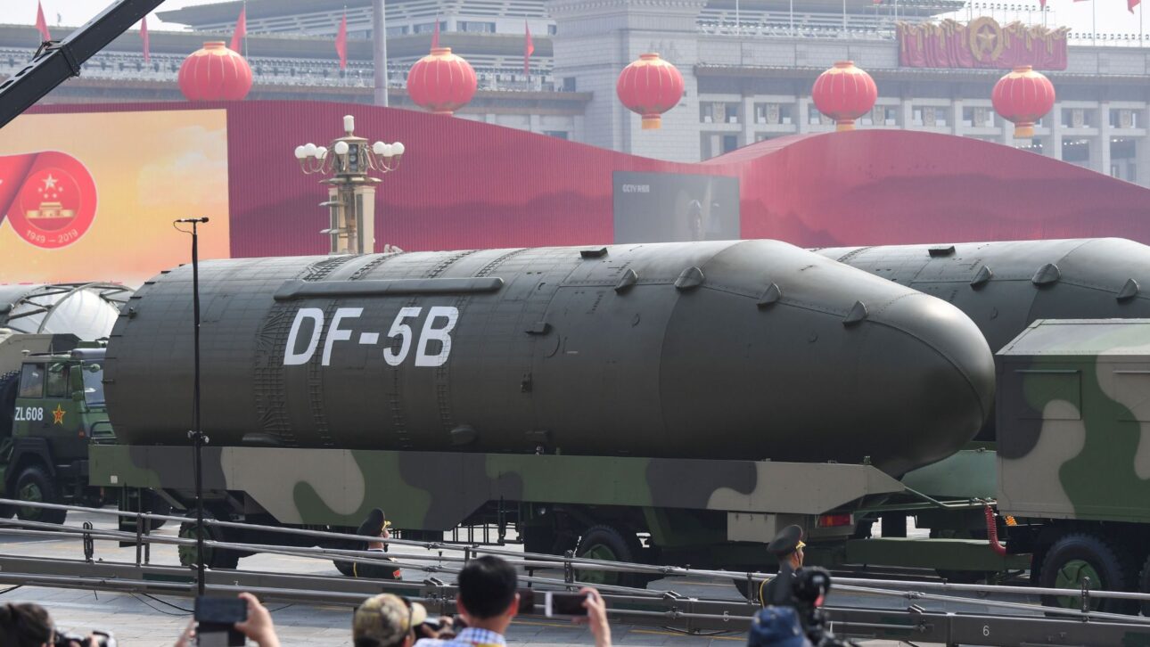 China avança com míssil DF-41, alcance de 15 mil km e múltiplas ogivas, levantando alertas sobre defesa, custos bilionários e equilíbrio nuclear global.
