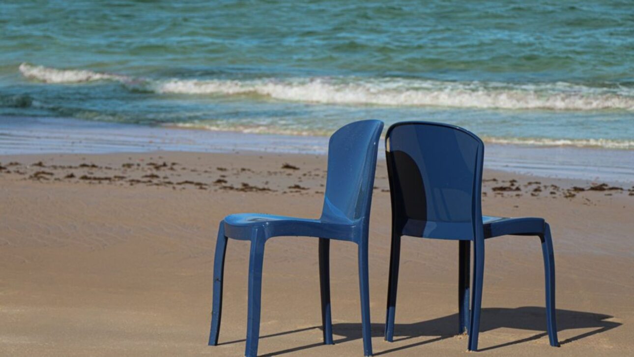 Tramontina lança cadeira feita com plástico recolhido do litoral brasileiro, com rastreabilidade total e projeto que já reciclou 1.000 toneladas de resíduos.