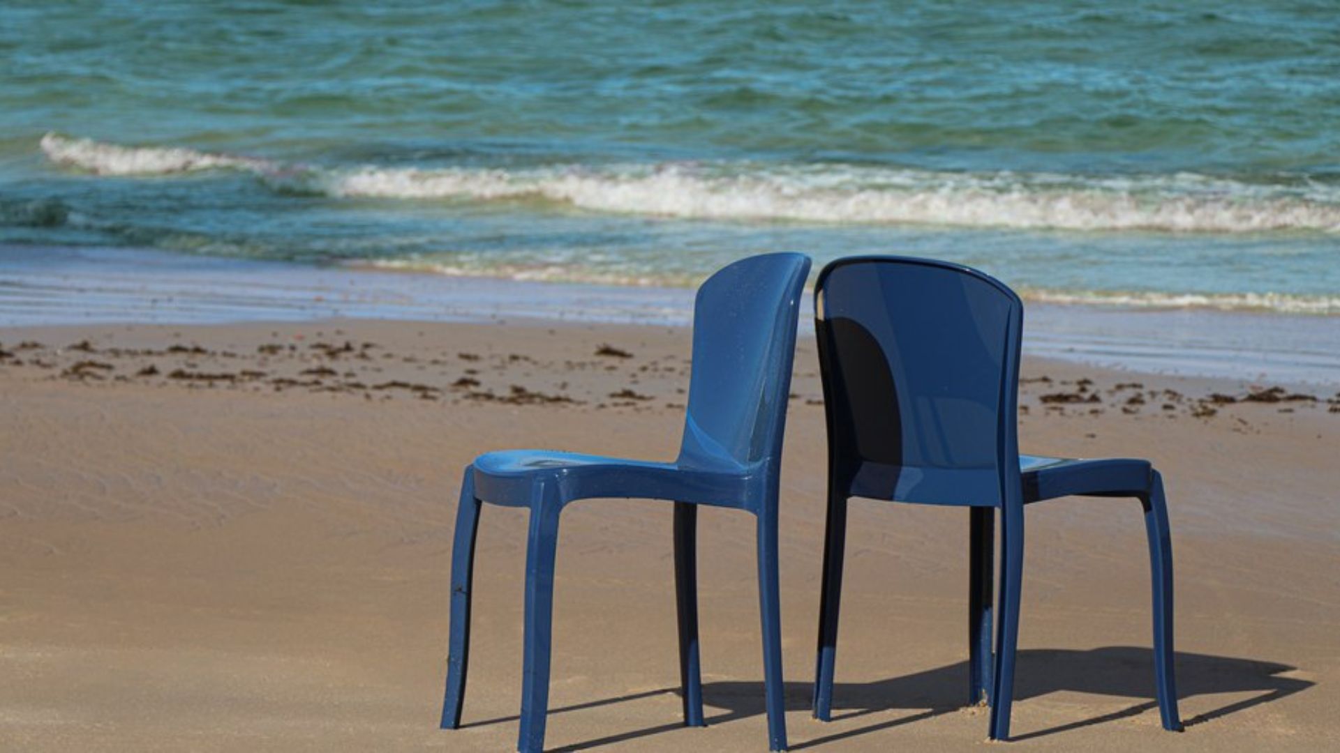 Tramontina lança cadeira feita com plástico recolhido do litoral brasileiro, com rastreabilidade total e projeto que já reciclou 1.000 toneladas de resíduos.