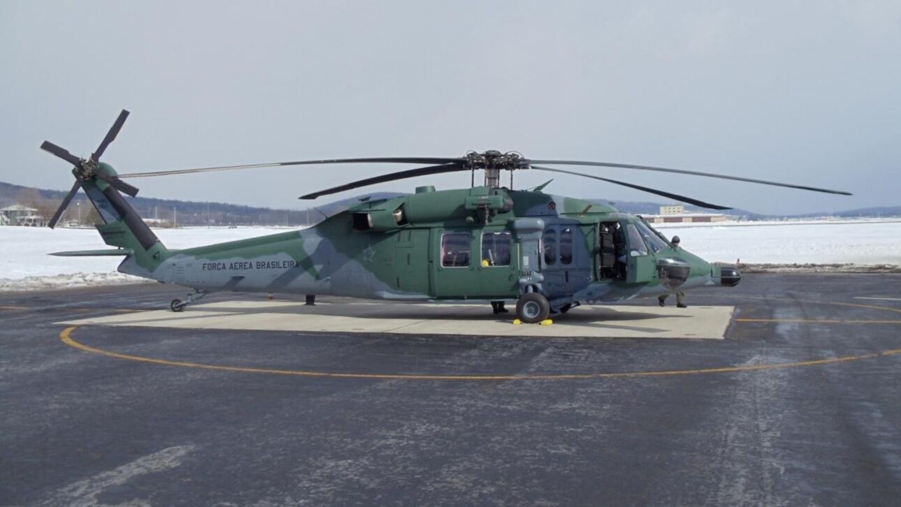 Helicóptero Black Hawk transporta gerador de 830 kg suspenso por 228 km na Amazônia, atuando como guindaste aéreo em área isolada da Terra Yanomami.