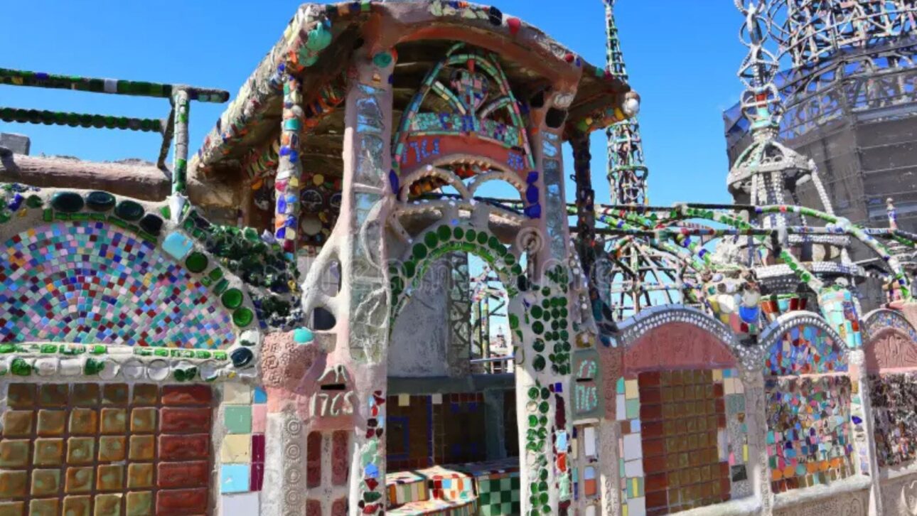 Imigrante ergue 17 torres de quase 30 metros em Los Angeles, cobre com mosaicos e transforma obra em patrimônio histórico nos EUA.