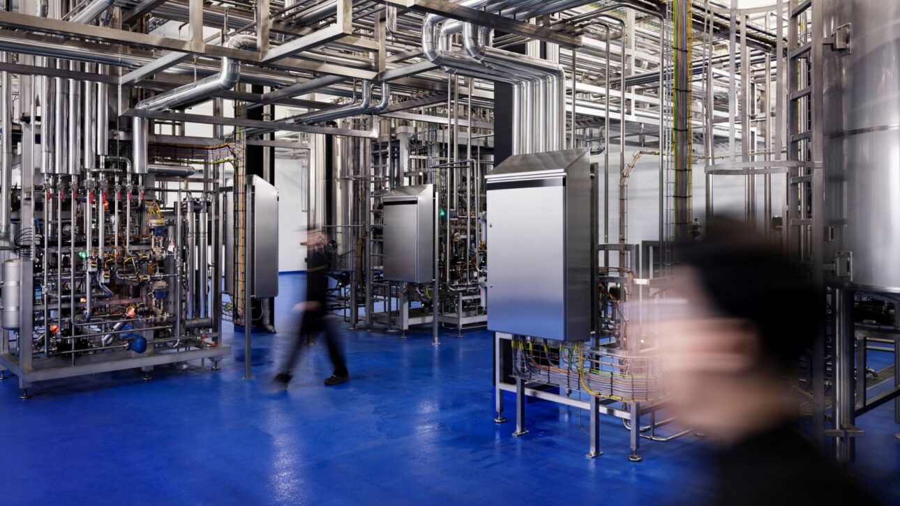 Empresa finlandesa Solar Foods produz 160 toneladas por ano de proteína a partir de CO₂ e eletricidade, com aprovação em Singapura.