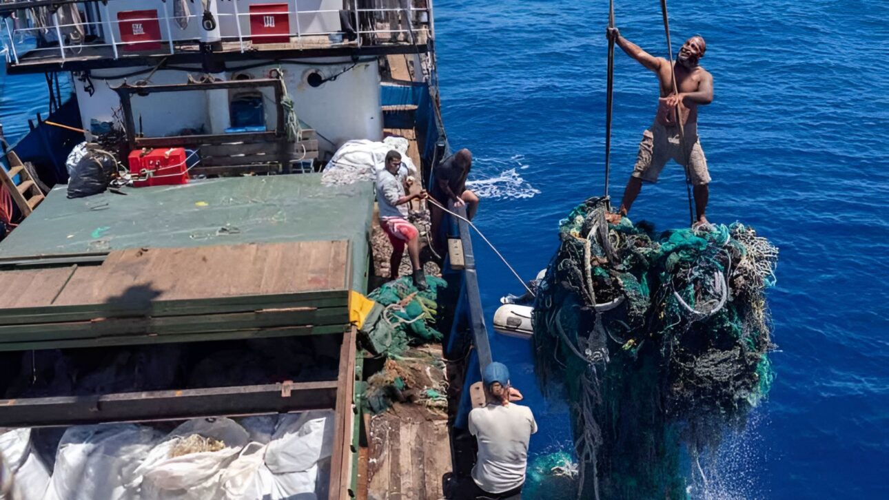 Navio KWAI retorna com 96 toneladas de lixo do Giro do Pacífico Norte após 45 dias no mar e soma 692 mil libras retiradas do oceano.