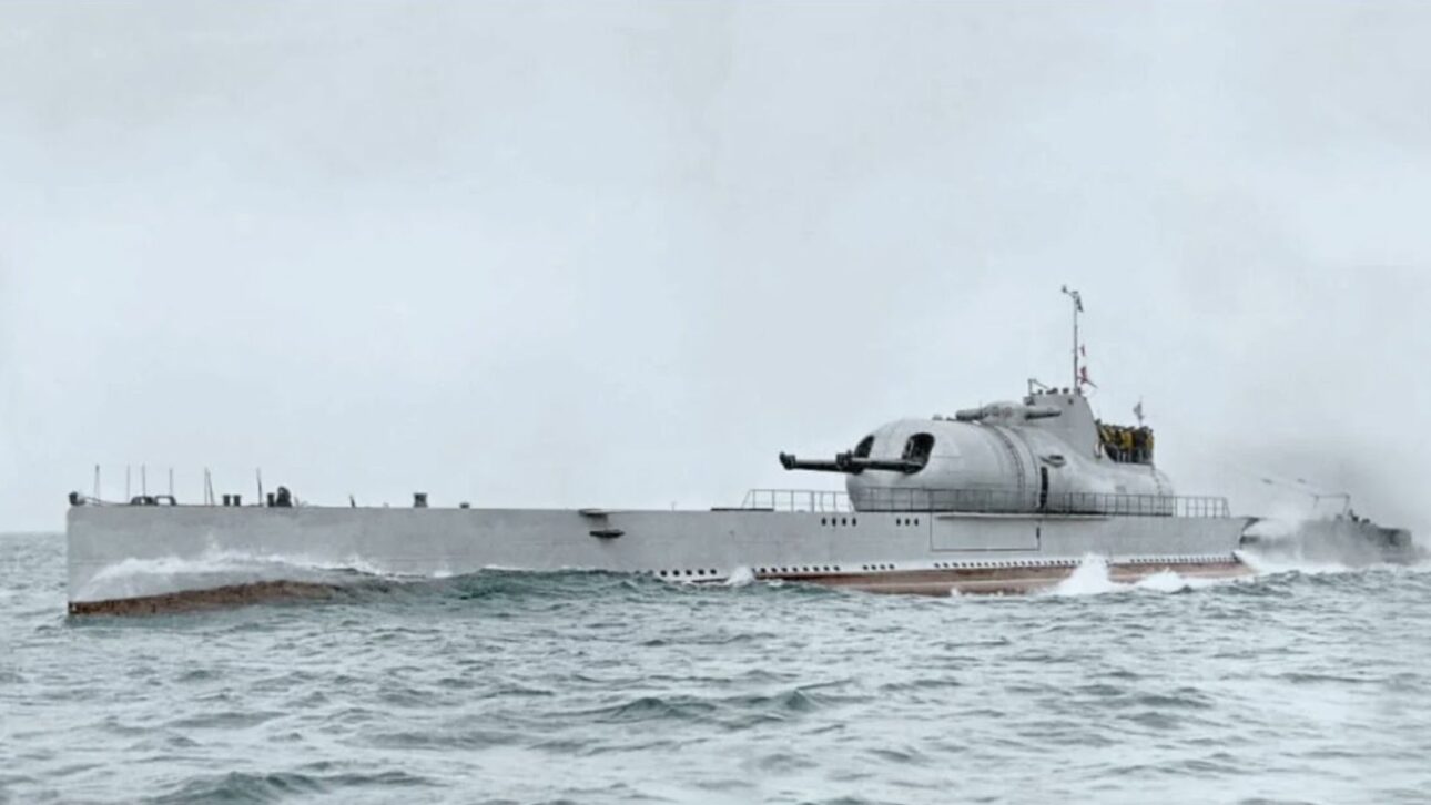 Submarino francês Surcouf combinava canhões de 203 mm, avião em hangar estanque e torpedos antes de desaparecer em 1942 no Caribe.