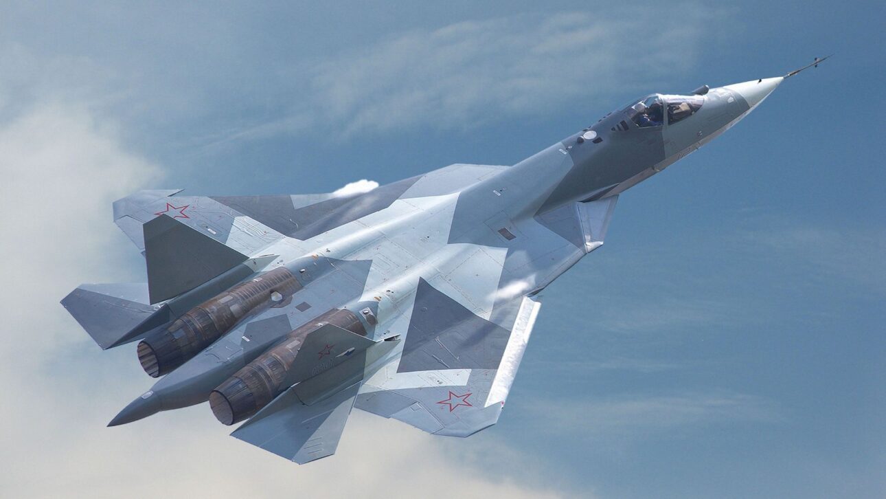 Rússia concentra 15 caças Su-57 em base a 280 km da China após ataques com drones, reunindo parte central de sua frota de quinta geração.