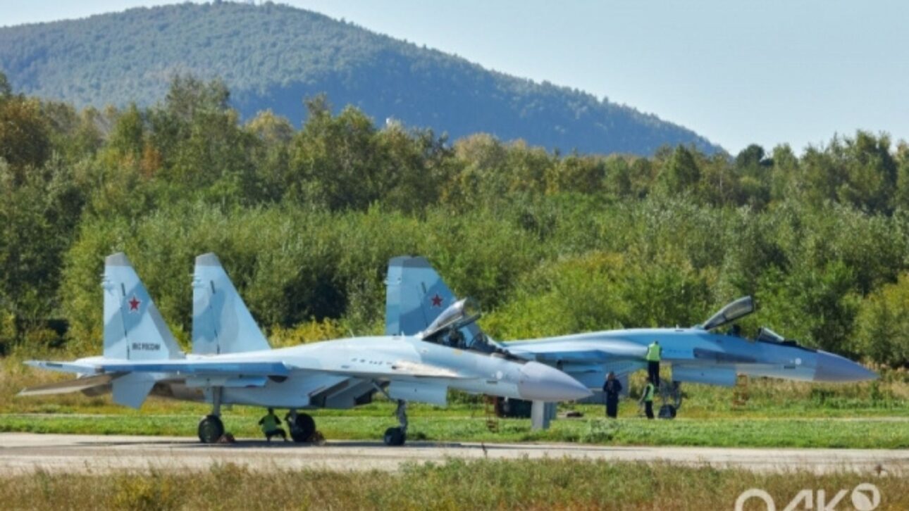 Rússia concentra 15 caças Su-57 em base a 280 km da China após ataques com drones, reunindo parte central de sua frota de quinta geração.