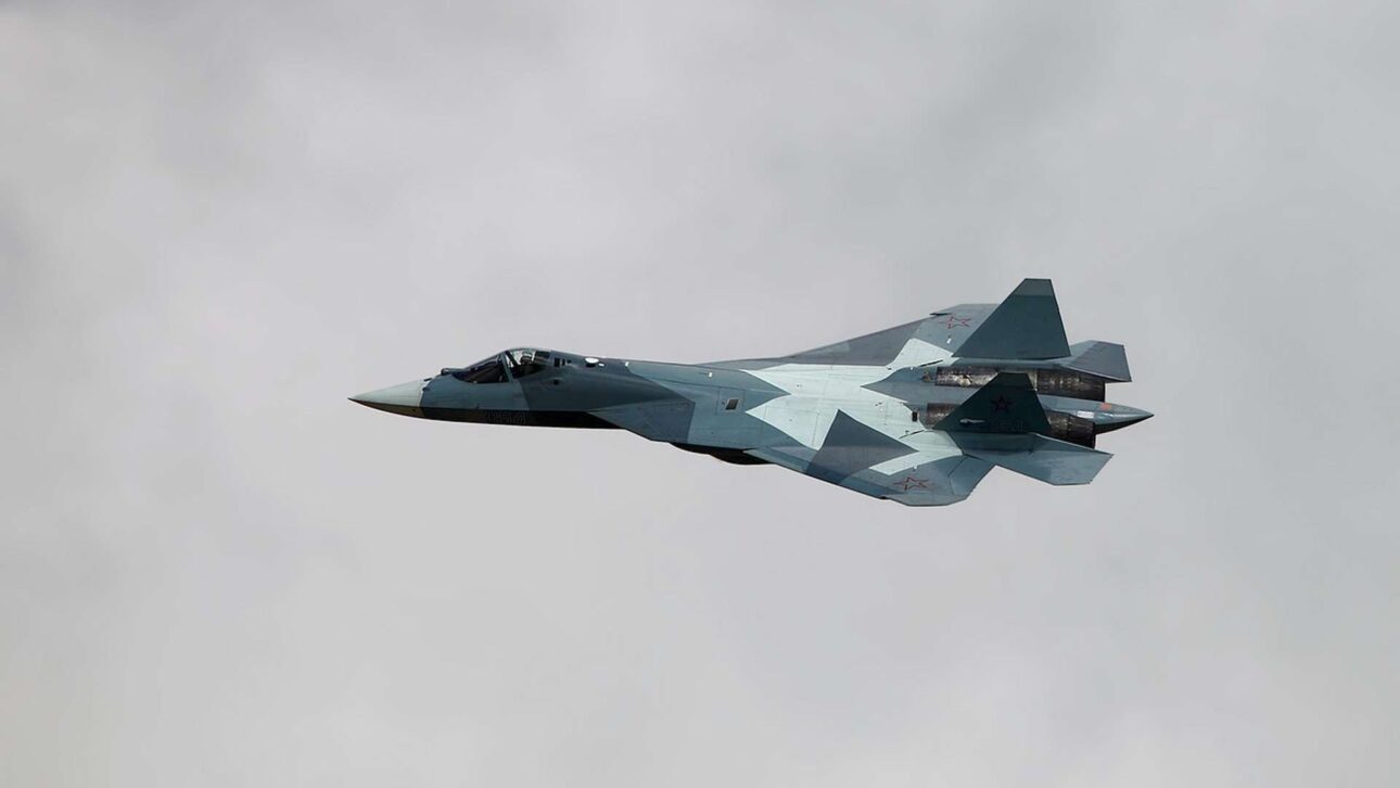 Rússia concentra 15 caças Su-57 em base a 280 km da China após ataques com drones, reunindo parte central de sua frota de quinta geração.