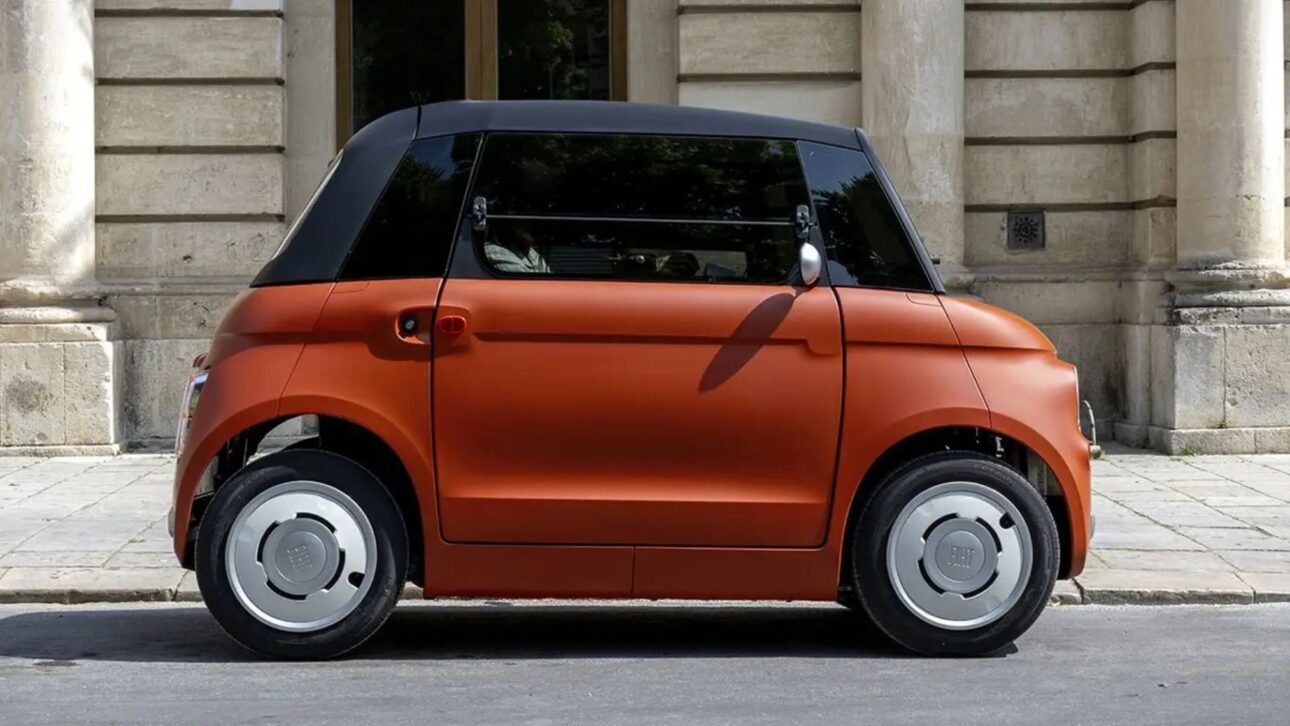 Fiat Topolino ganha painel digital de 5,7”, autonomia de 75 km e preço inicial de 9.990 euros com opção por assinatura mensal.