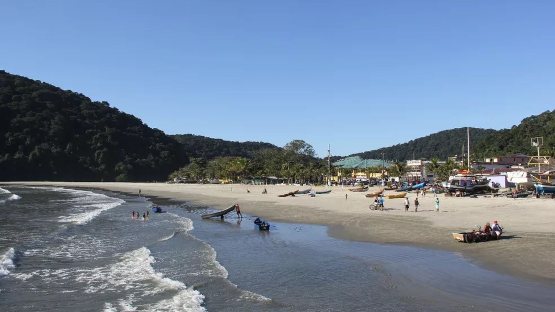 Praia do Perequê, no Guarujá, teve 51 de 52 análises impróprias em 2024, segundo a Cetesb, e expõe crise de saneamento e poluição.
