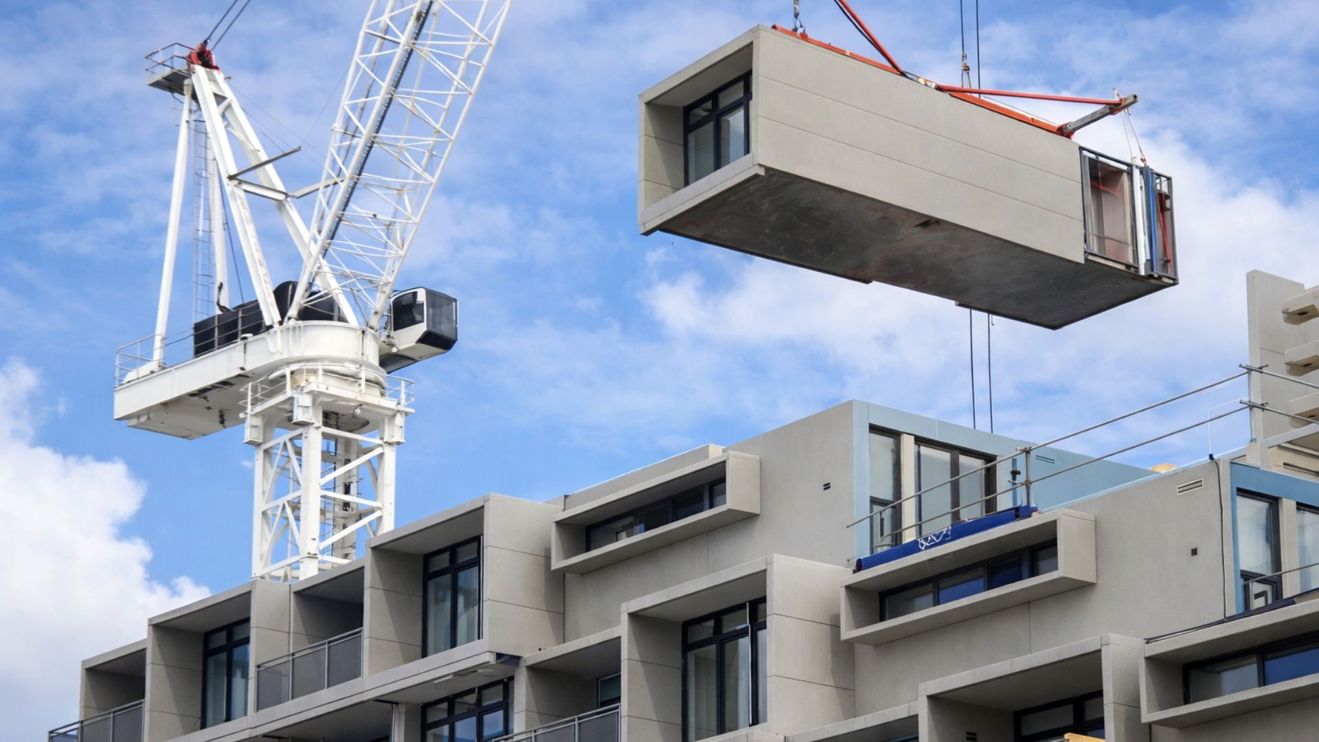 Singapura adota construção modular com módulos pré-acabados, regras oficiais e montagem industrializada no lugar do canteiro tradicional.