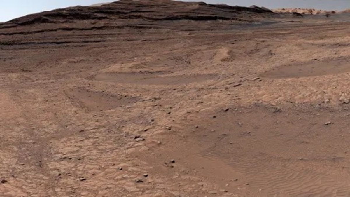 O rover Curiosity da NASA capturou este panorama usando seu instrumento Mastcam em 26 de setembro de 2025, revelando novos detalhes das cristas em forma de teia no Monte Sharp, incluindo estreitas cristas mineralizadas e depressões arenosas entre elas. (Crédito da imagem: NASA/JPL-Caltech/MSSS)