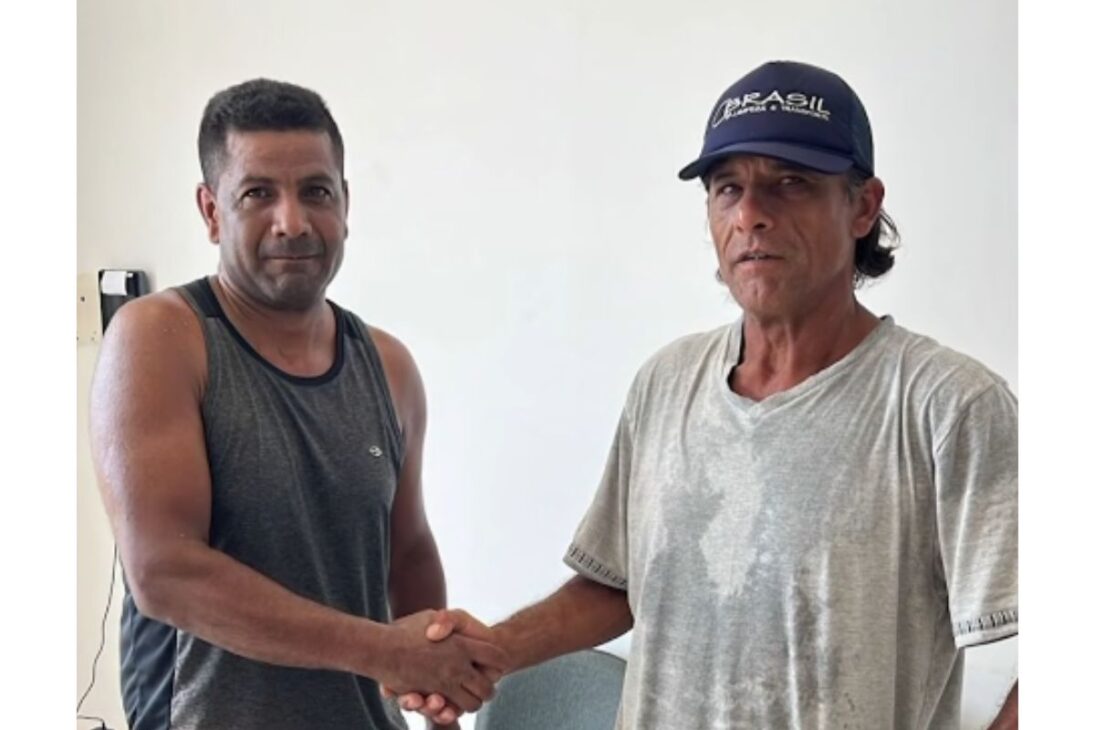 Morador de rua encontra bolsa com R$ 3.400 em Canelinha, devolve tudo no CRAS e vira exemplo de honestidade que emociona o dono.