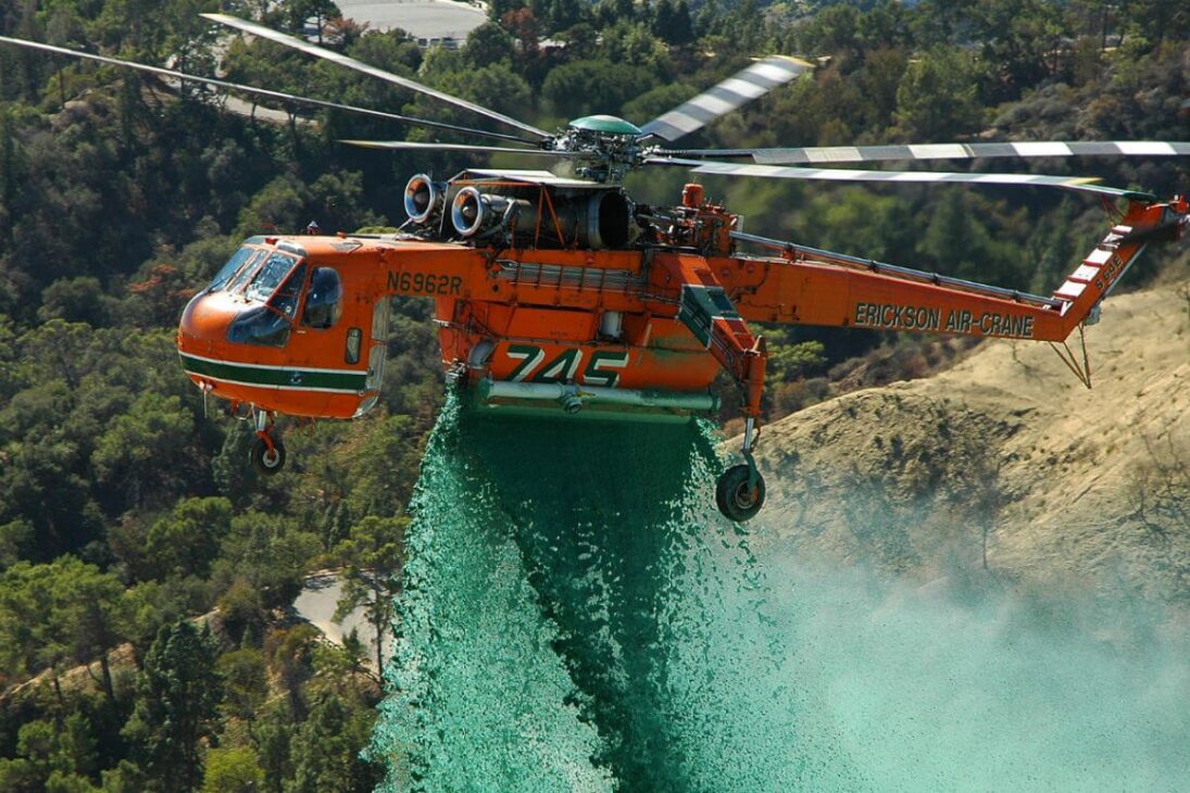 O helicóptero Sikorsky S-64 Skycrane nasceu na Guerra Fria, impressiona engenheiros até hoje pela potência extrema e continua usado em operações civis e militares que exigem levantar cargas tão pesadas quanto pequenas construções.