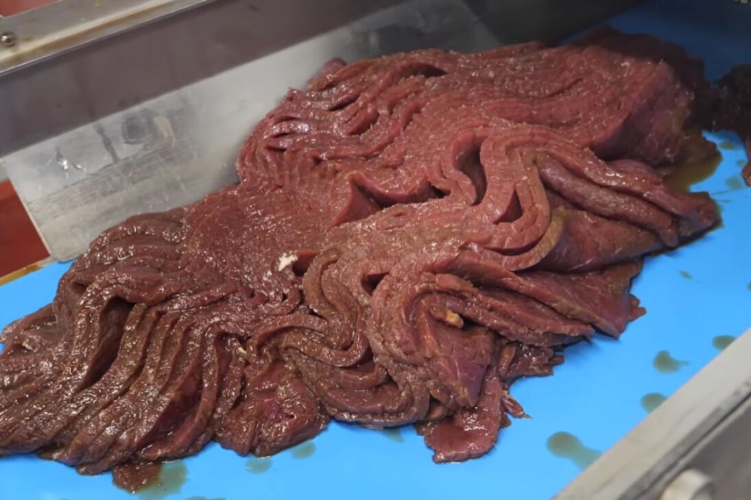 fábrica coreana em Incheon produz carne seca em escala e explica por que marinada, secagem e detector de metais entram no controle do processo antes da embalagem final.