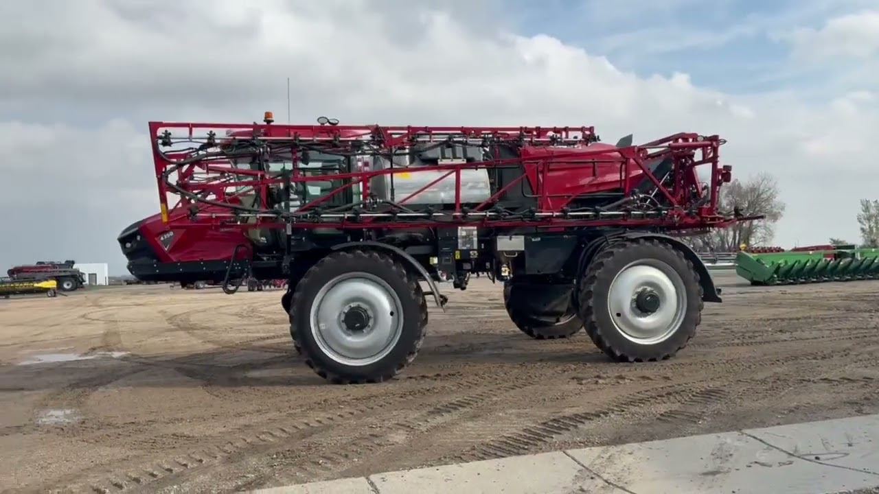 Pulverizador agrícola de mais de R$ 4 milhões, com barras de 42 metros, tanque acima de 5.000 litros e piloto automático, cobre até 50 campos de futebol por hora e transforma o campo em operação industrial