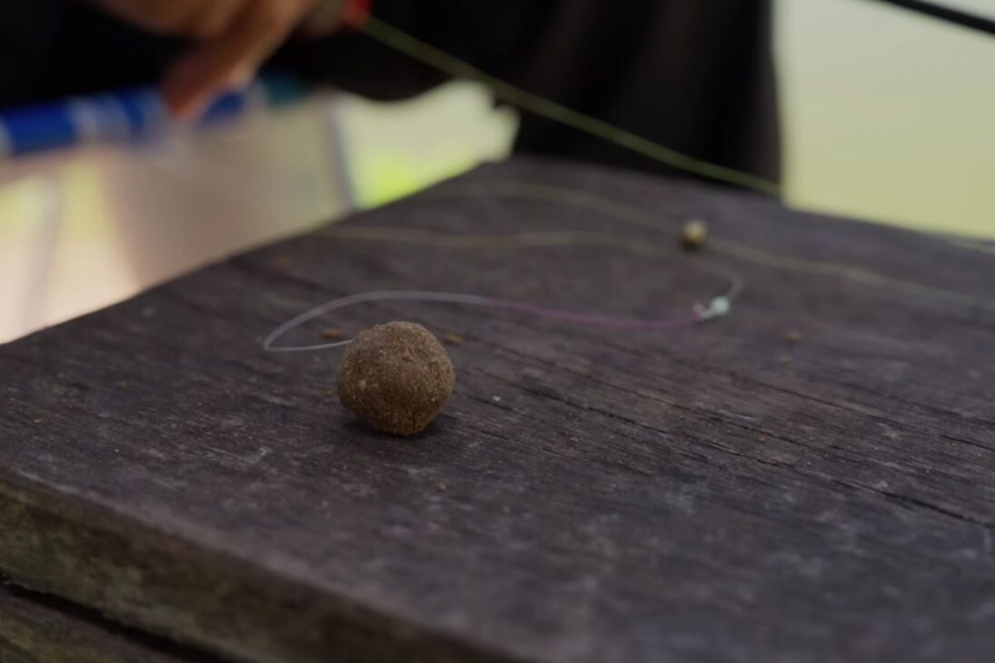 Aprenda a pescar tilápia com molinete ajustando linha, chumbo e arremesso em pesque-pague, entendendo como a tilápia reage ao chumbo e à pressão e aumentando as fisgadas sem perder a esportividade na pescaria de tilápia com molinete.