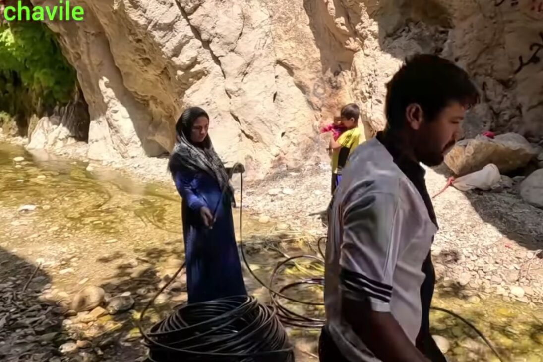 A rotina revela como a água da montanha chega por cano após travessia de rio em barco, com nómadas iranianos transformando risco e técnica em sobrevivência diária.