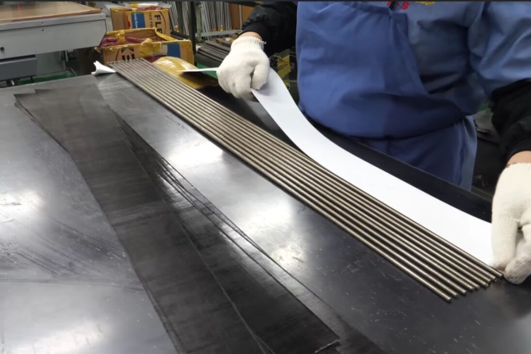 Na fábrica coreana em Incheon, varas de pesca de carbono passam por corte, forno e epóxi; a inspeção final decide se o produto vira padrão ou volta ao retrabalho.