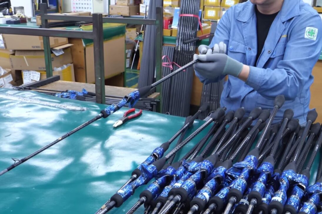 Na fábrica coreana em Incheon, varas de pesca de carbono passam por corte, forno e epóxi; a inspeção final decide se o produto vira padrão ou volta ao retrabalho.