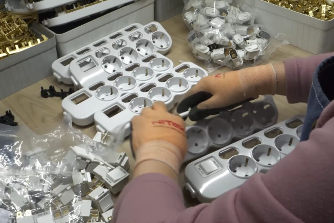 Na fábrica coreana, o filtro de linha revela como plugue, solda e o limite 1000W definem segurança, inspeção e uso diário, do cabo ao selo final.

