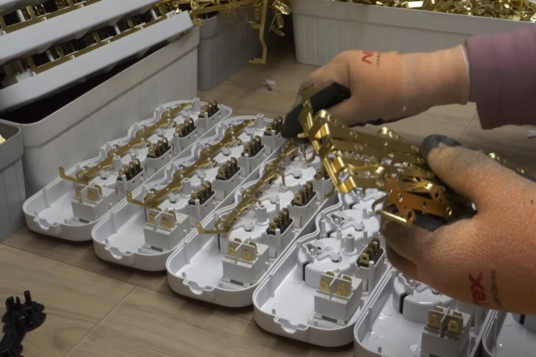 Na fábrica coreana, o filtro de linha revela como plugue, solda e o limite 1000W definem segurança, inspeção e uso diário, do cabo ao selo final.

