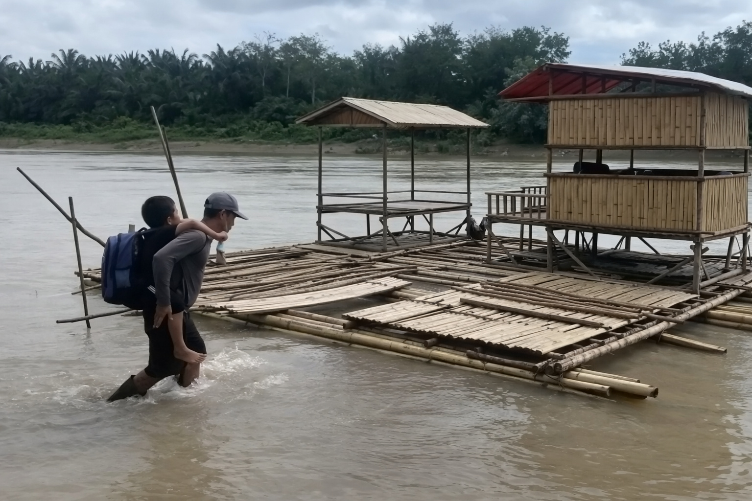 Casa flutuante de bambu construída artesanalmente no rio