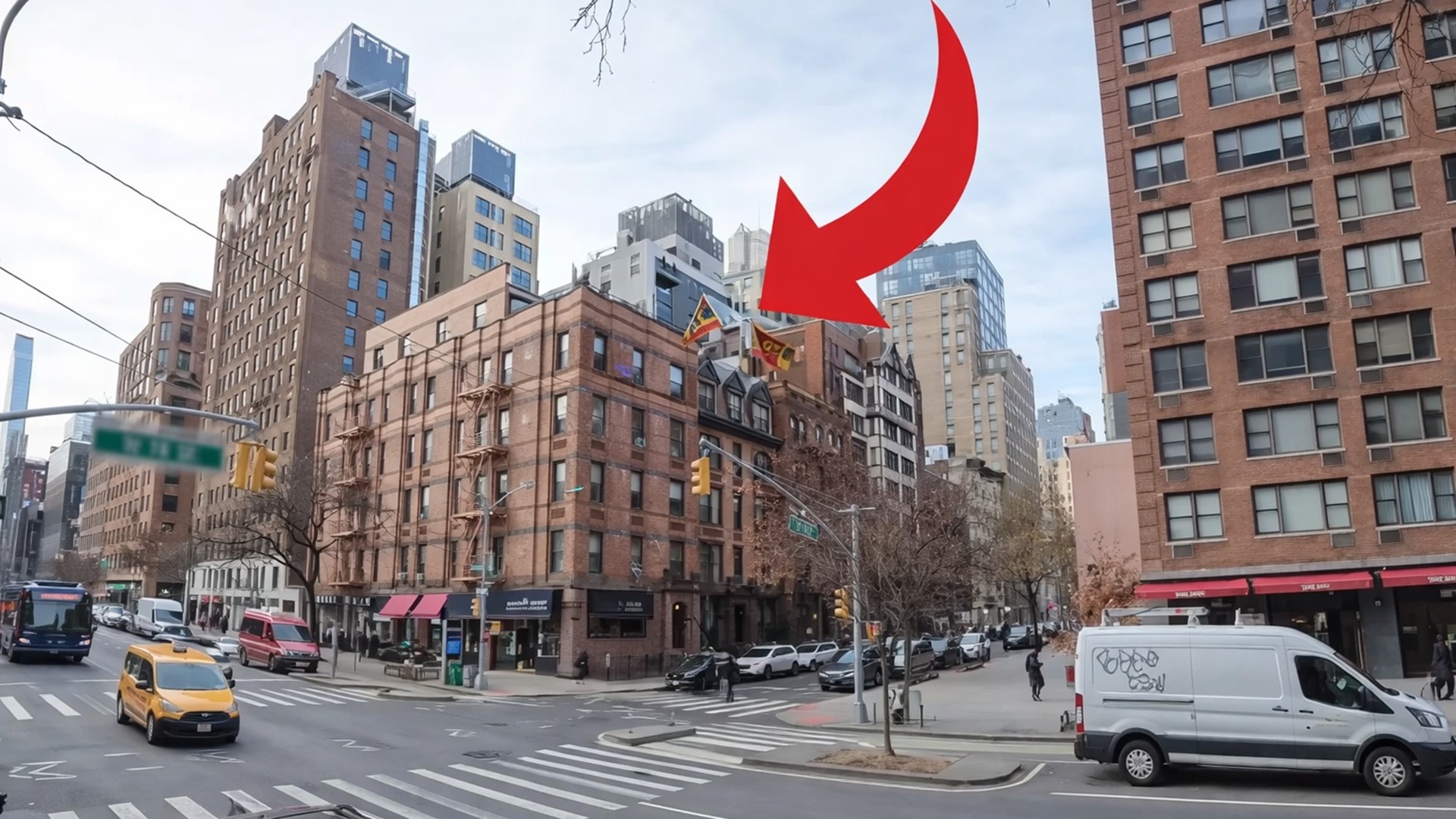 Americano construiu uma casa de US$ 200.000 no topo de um arranha-céu em Nova York, transformando o espaço em uma obra inovadora e única.