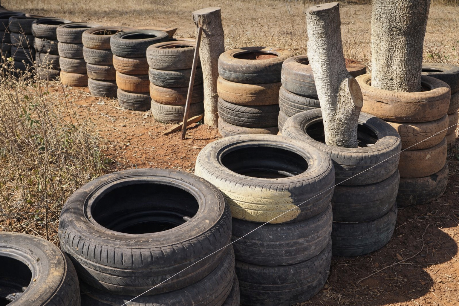 Chiqueiro construído com pneus velhos reaproveitados em sítio no meio rural