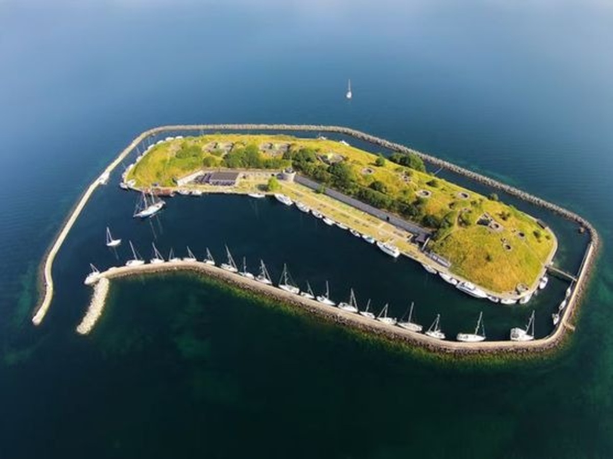 A ilha artificial de Flakfortet, localizada no Estreito de Öresund, na Dinamarca.