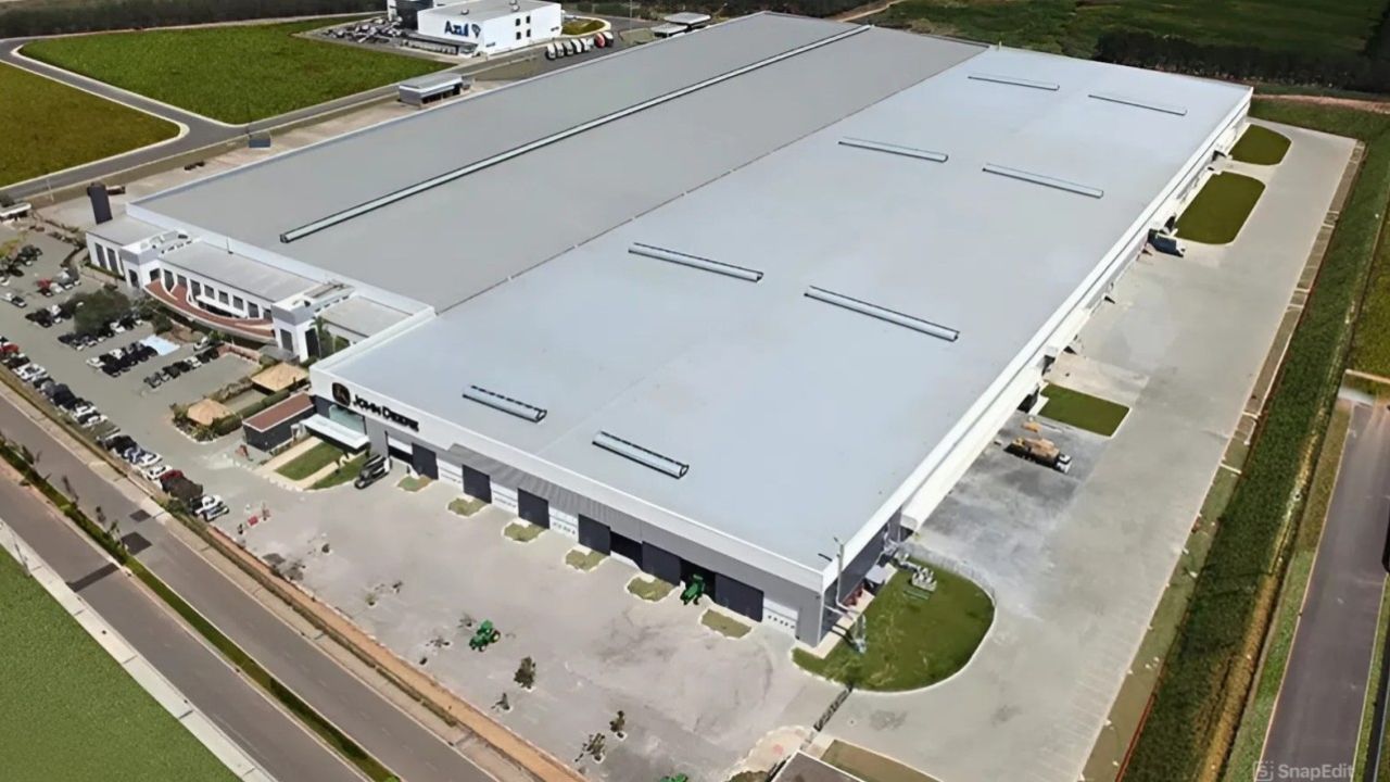 A John Deere coloca em operação uma nova fábrica em Canoas (RS), com investimento de R$ 42 milhões, focada em tecnologia e no novo pulverizador 1025E.